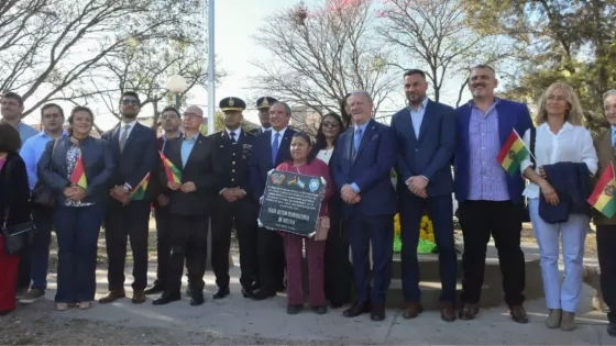 El vicegobernador participó del acto por el 201º aniversario de la Independencia de Bolivia