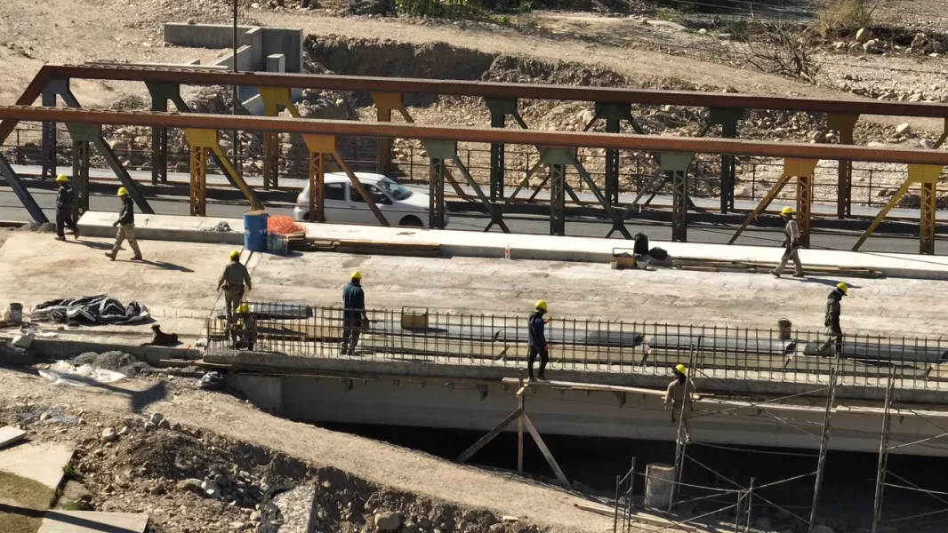 Está finalizando el nuevo puente y avanza la pavimentación de acceso, la rotonda en el municipio de Vaqueros y la autopista