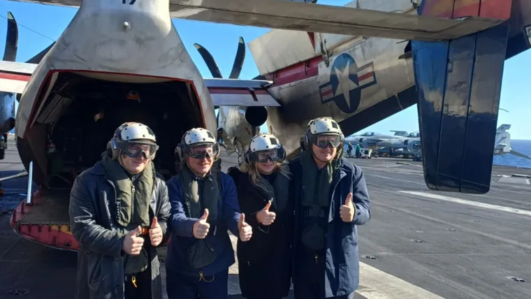 En un nuevo gesto de alineamiento con EE.UU., Milei visita el portaaviones nuclear USS Nimitz en Mar Argentino