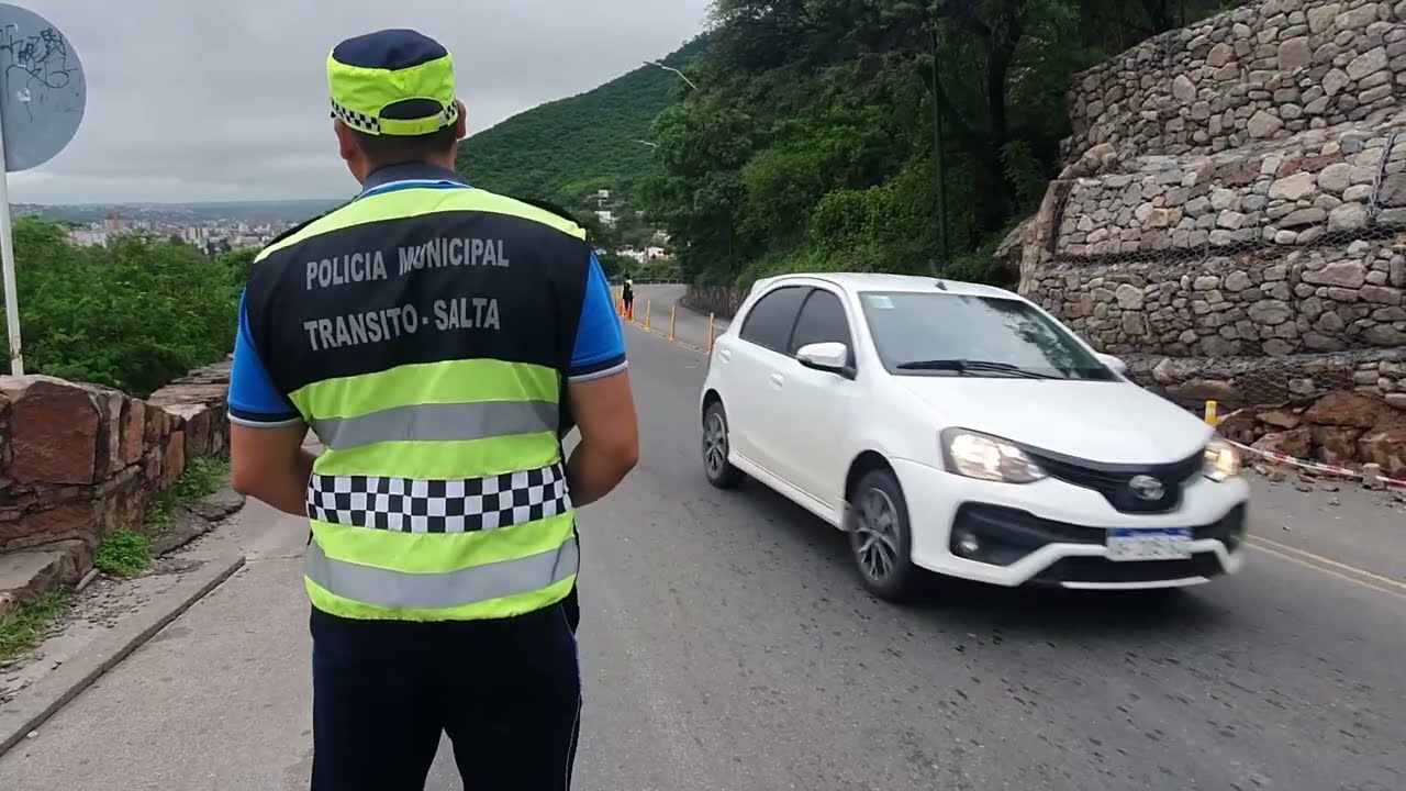 Camioneta chocó en zona del Portezuelo y terminó en un barranco