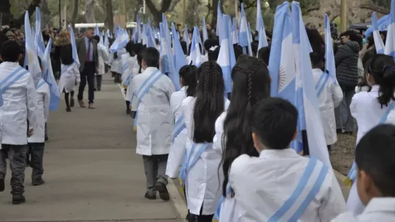 Día de la Bandera: estudiantes salteños realizan la promesa de fidelidad en la Plaza 9 de Julio