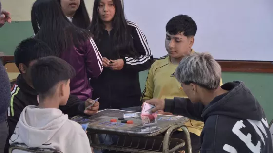 Un colegio desarrolló un innovador juego de cartas que vincula a los alumnos con los héroes de la Independencia