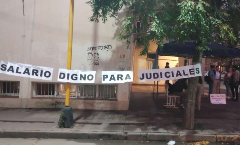 Empleados judiciales marcharon pidiendo una recomposición salarial