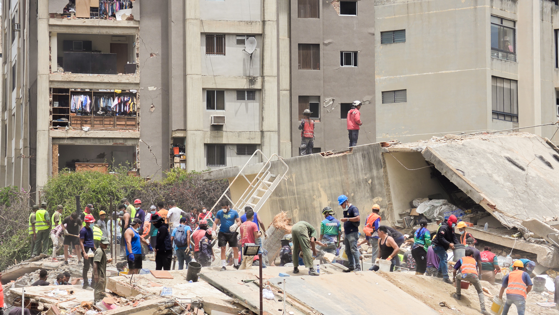 Suman 589 la lista de muertos en Venezuela por el terremoto y buscan sobrevivientes