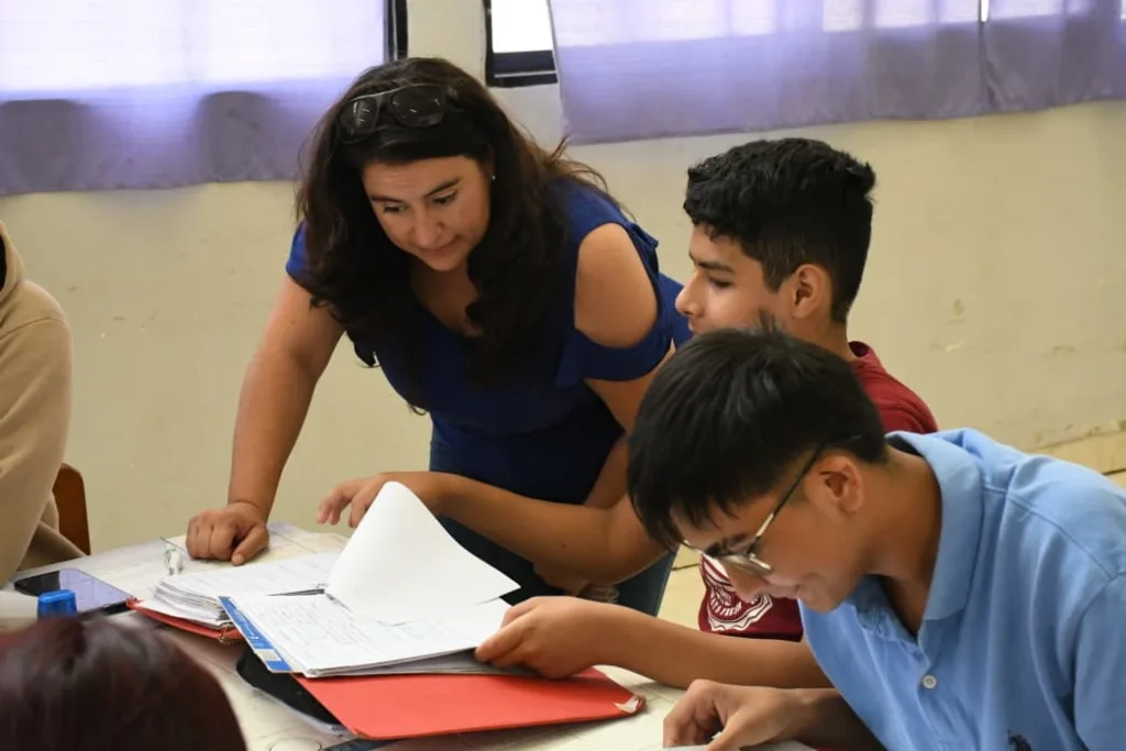 Brindan apoyo escolar gratuito para nivel secundario