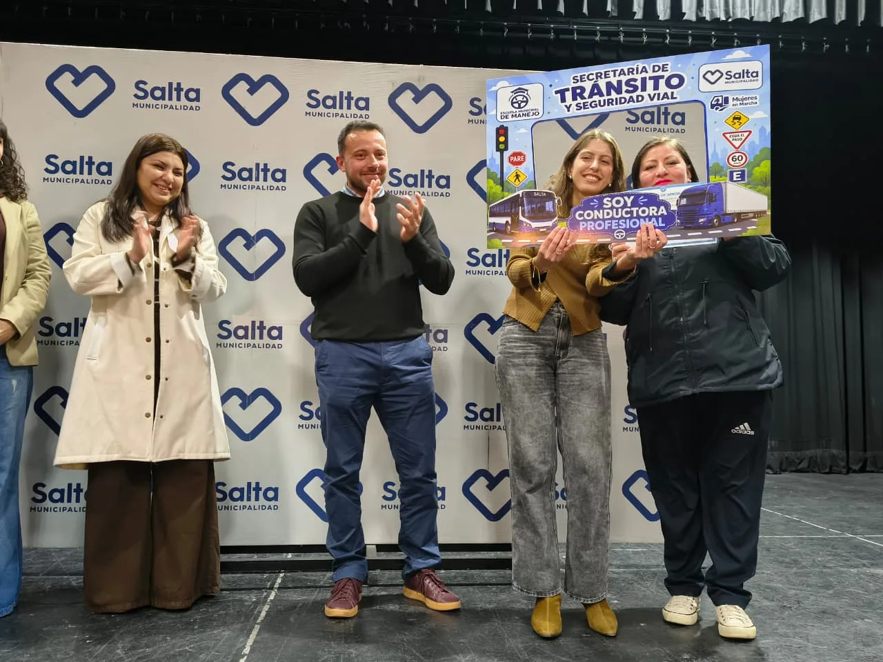 Alrededor de 200 alumnos de la Escuela de Manejo recibieron sus certificados