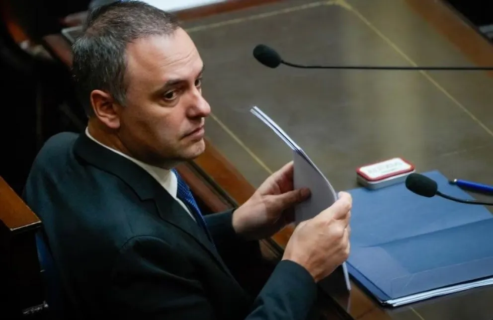 Renunció Manuel Adorni, el funcionario icónico que Milei defendió incansablemente y tuvo que soltar